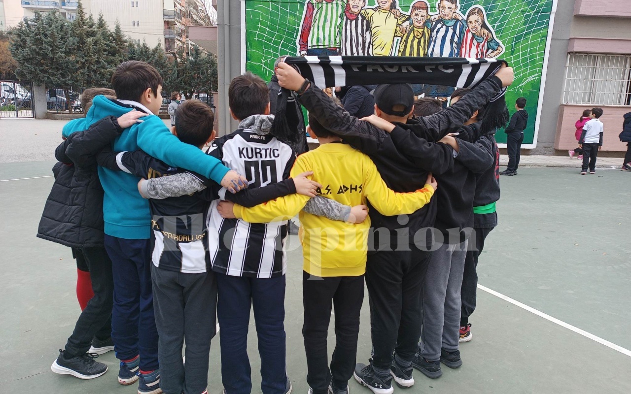 «Είμαστε όλοι φίλοι καρδιακοί» – Η νέα τοιχογραφία για τον Άλκη Καμπανό στη Θεσσαλονίκη (ΦΩΤΟ-VIDEO)