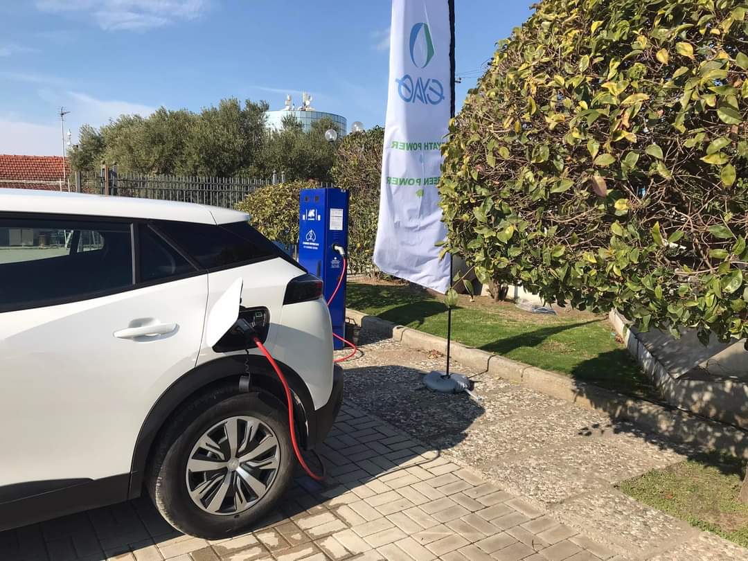 ΕΥΑΘ: «Πρασινίζει» ο στόλος της με 15 ηλεκτρικά και υβριδικά αυτοκίνητα (ΦΩΤΟ)