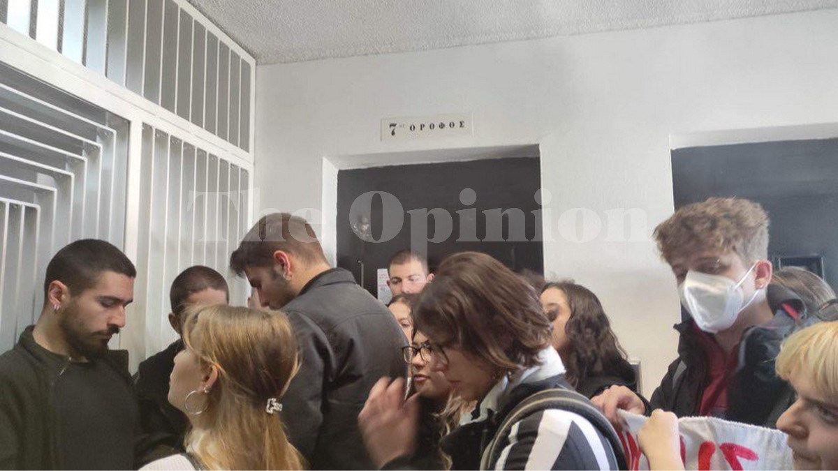 ΑΠΘ: Έξω από το γραφείο του πρύτανη οι φοιτητές διαμαρτύρονται για τις e-εκλογές (ΦΩΤΟ-VIDEO)