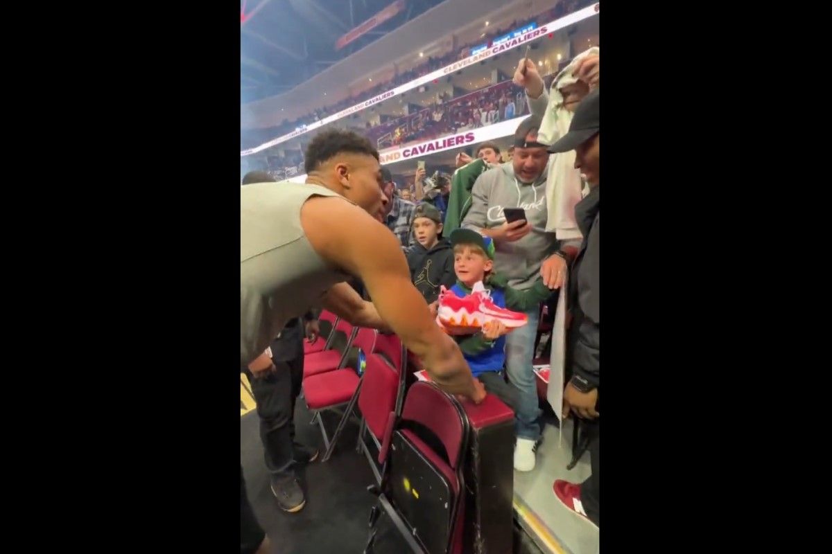 Γιάννης Αντετοκούνμπο: Έκανε δώρο γενεθλίων σε πιτσιρικά τα παπούτσια του! (ΒΙΝΤΕΟ)