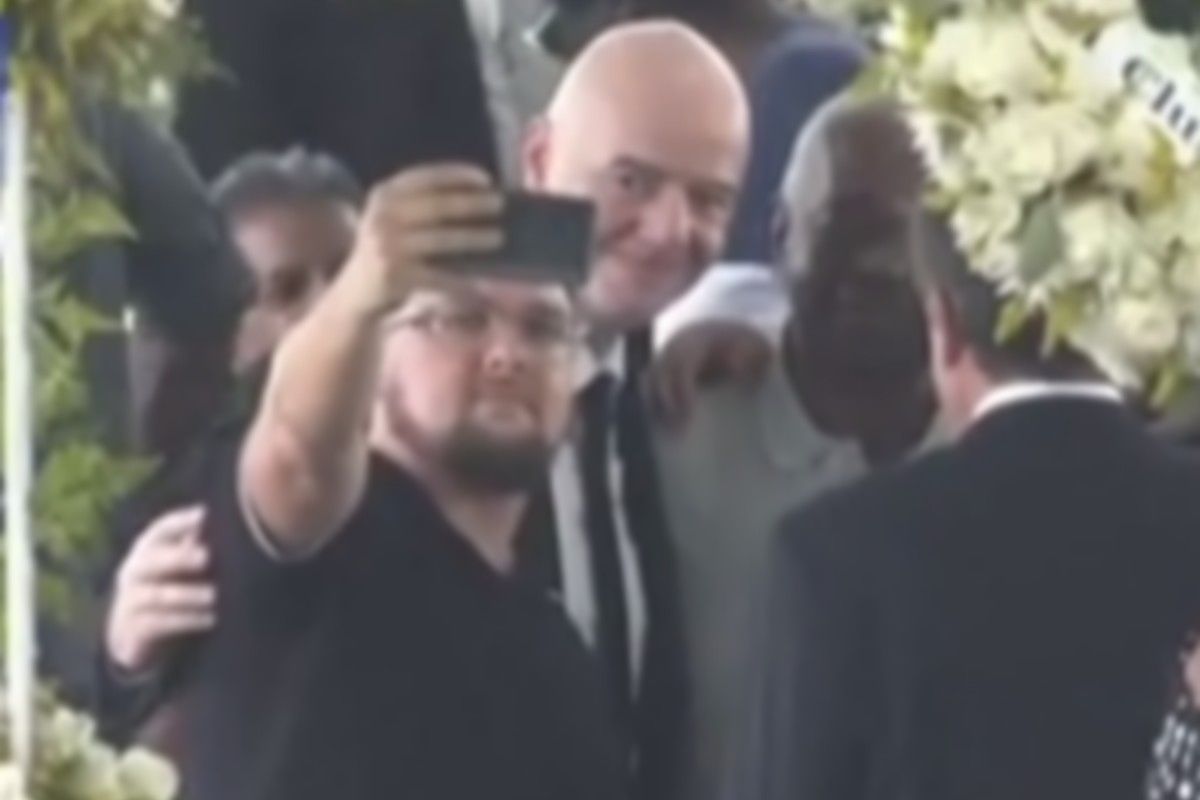Σάλος με την selfie του Τζιάνι Ινφαντίνο δίπλα στο φέρετρο του Πελέ