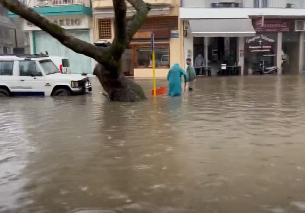 Πέλλα: Κλειστά τα σχολεία στην Αλμωπία – Πάνω από 90 κλήσεις για άντληση των υδάτων (VIDEO)