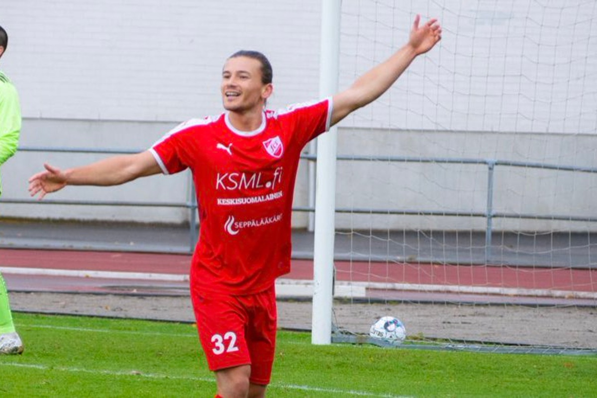 Γάλλος ποδοσφαιριστής καταγγέλλει: «Ο πρόεδρος του Πανηλειακού με άρπαξε από το λαιμό, με πέταξε σε φράχτη!»