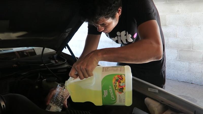 Τι θα γίνει αν βάλετε μαγειρικό λάδι στον κινητήρα του αυτοκινήτου (Video)