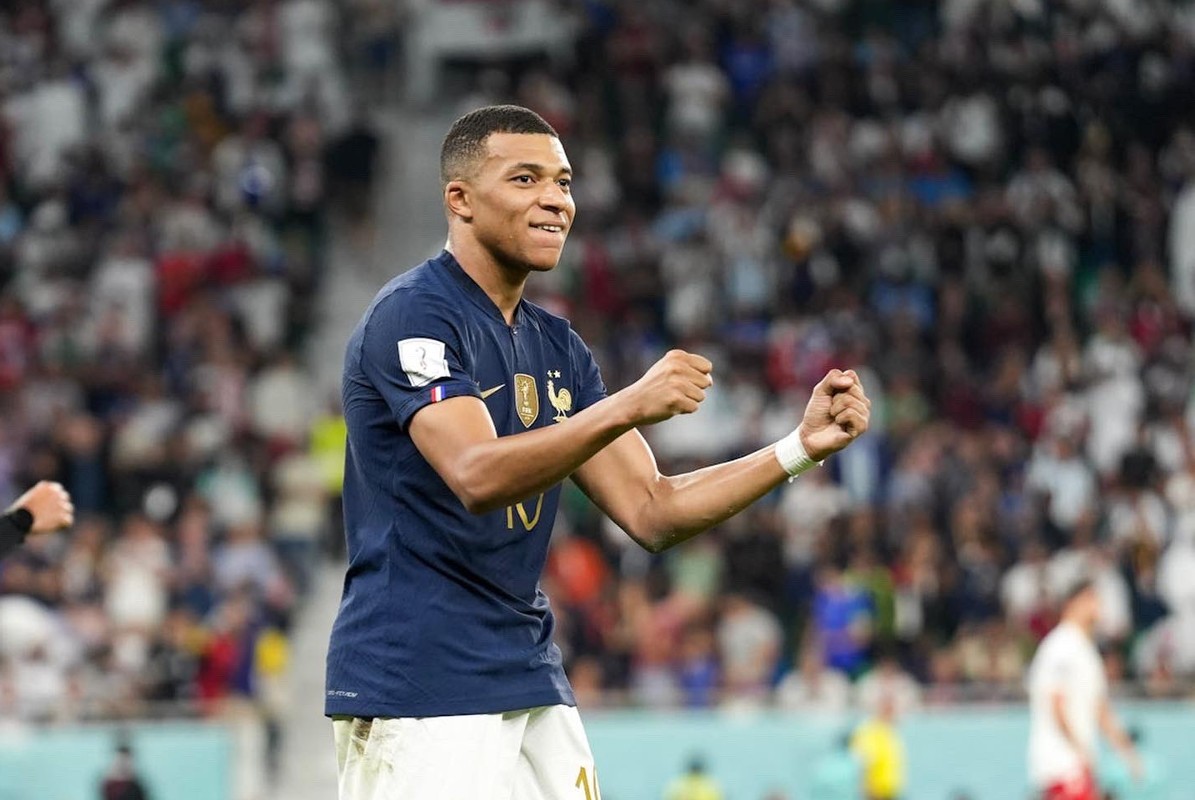 Διαψεύδει ο Εμπαπέ: «Είναι όλα ψέματα – Θα παίζω στην Παρί και τη νέα σεζόν»