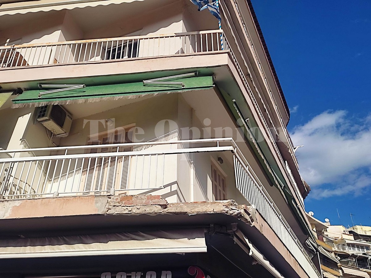 Θεσσαλονίκη: Φορτηγό πήρε παραμάζωμα μπαλκόνι – «Από θαύμα δε θρηνήσαμε κανέναν» (ΦΩΤΟ-VIDEO)