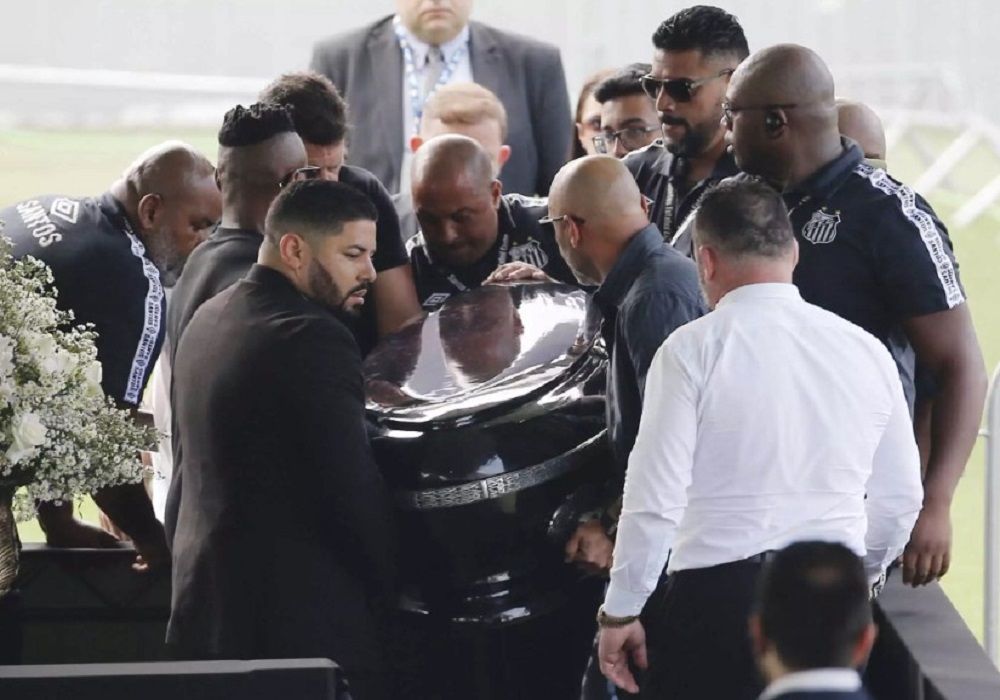 Λαϊκό προσκύνημα στο γήπεδο της Σάντος για το «αντίο» στον Πελέ (VIDEO)