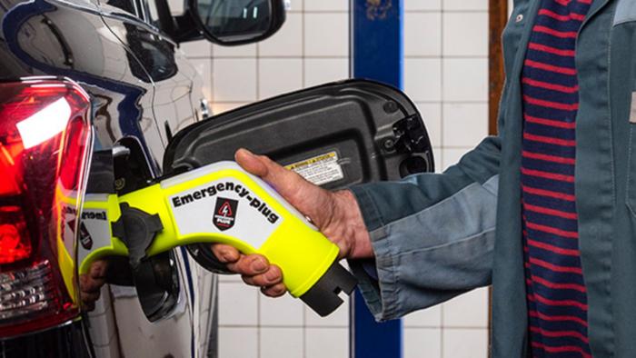 Σε τι χρησιμεύει αυτό το «πιστόλι» – Πρέπει να το έχουν όλα τα σύγχρονα αυτοκίνητα