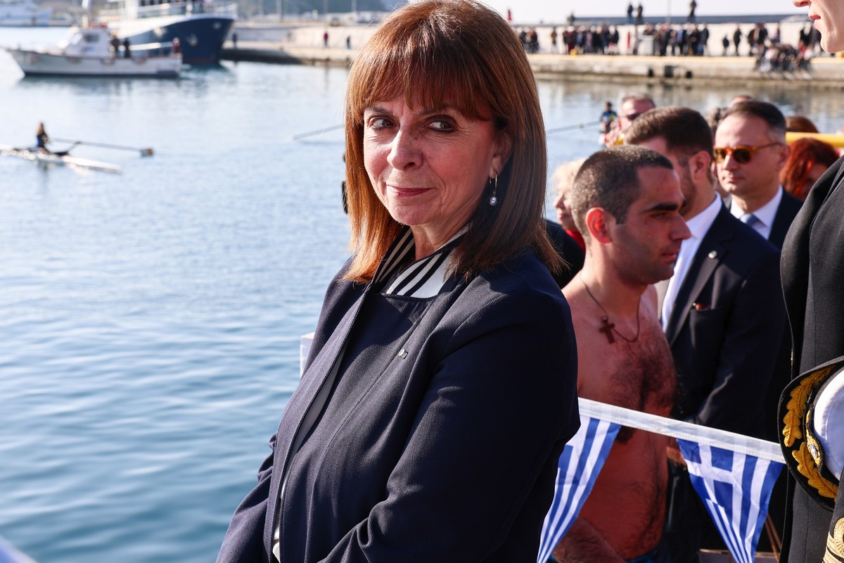 Σακελλαροπούλου: Όσο βαρύς και αν είναι ο σταυρός μας, το ανέσπερο φως θα σκορπίσει τον ζόφο