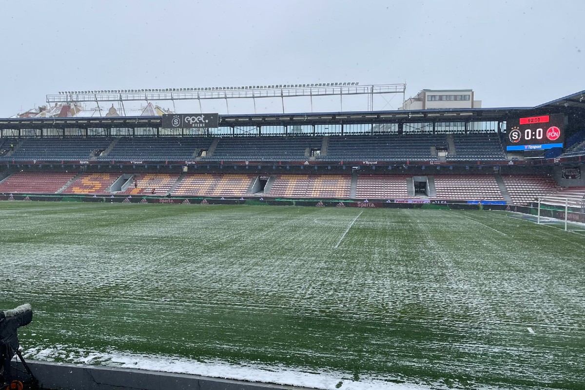 Οπαδοί στην Τσεχία παίξανε χιονοπόλεμο στις κερκίδες (ΒΙΝΤΕΟ)