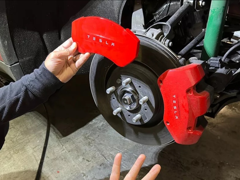 Με αυτόν τον τρόπο η Tesla «κοροϊδεύει» οδηγούς με τα φρένα (Video)