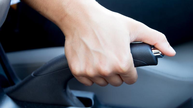 Σε ποιους τροχούς πιάνει καλύτερα το χειρόφρενο του αυτοκινήτου