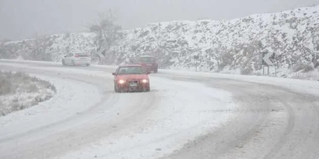 Εύβοια: Επιχείρηση απεγκλωβισμού νεαρών που αποκλείστηκαν στα χιόνια