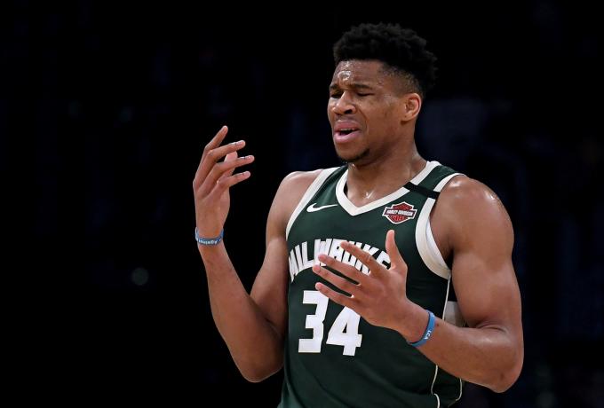 Πρόστιμο 2.000 δολαρίων στον Γιάννη επειδή… πανηγύρισε κάρφωμα συμπαίκτη του (vid)