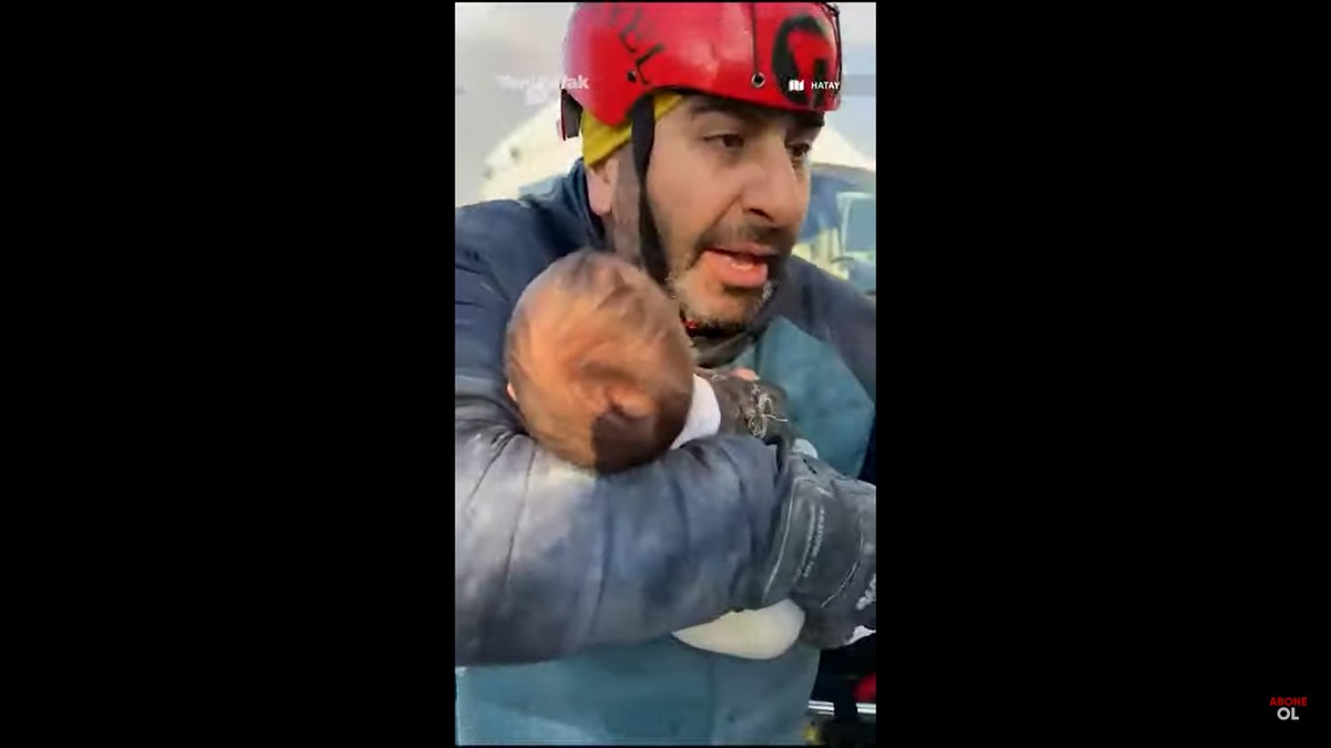 Σεισμός στην Τουρκία: Μωρό δύο μηνών εντοπίστηκε ζωντανό μέσα στα συντρίμμια (Video)