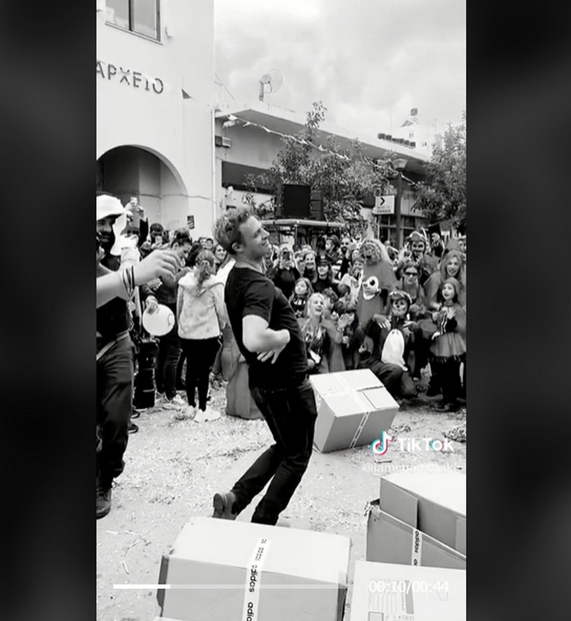 Ο Σάββας Πούμπουρας ντύθηκε Μπισμπίκης και το έριξε στο χορό (Video)