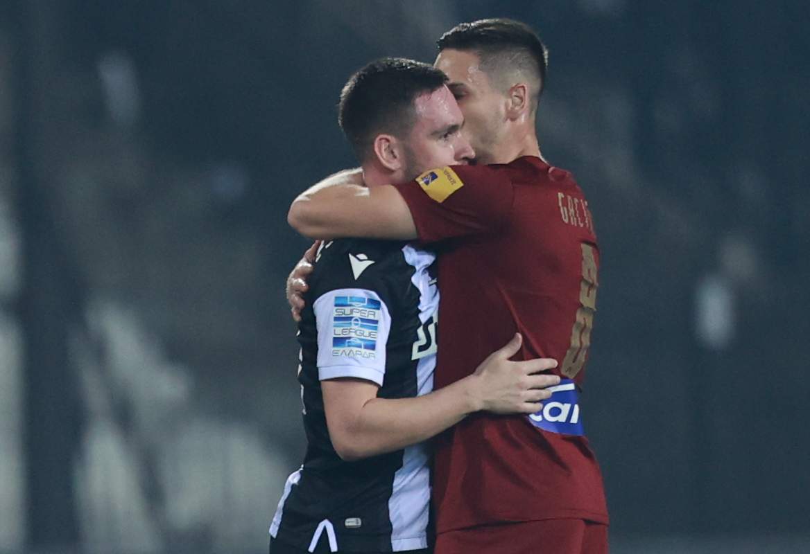 Το ποδόσφαιρο ενώνει: Αγκαλιά Ζίβκοβιτς-Γκατσίνοβιτς μετά το ντέρμπι της Τούμπας (ΦΩΤΟ)