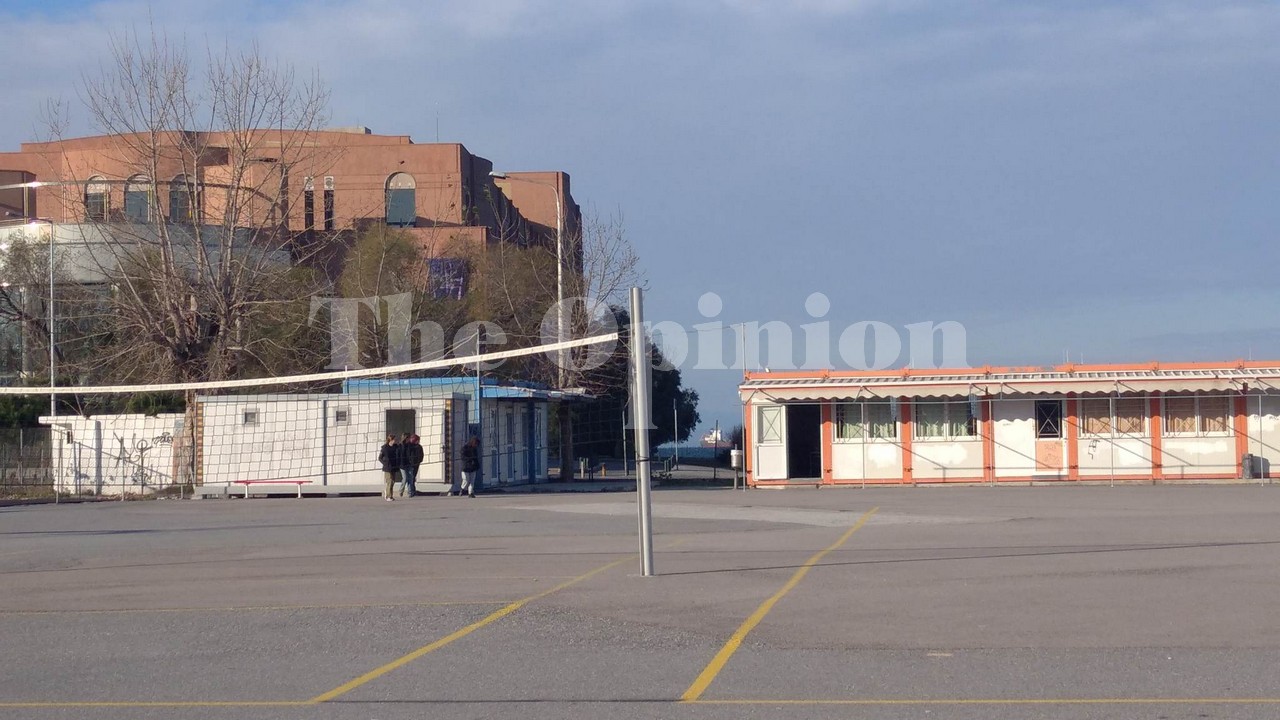 Mάθημα σε λυόμενα για παιδιά σε λύκειο της Θεσσαλονίκης – Η «προσωρινή» μεταστέγαση κράτησε… 12 χρόνια