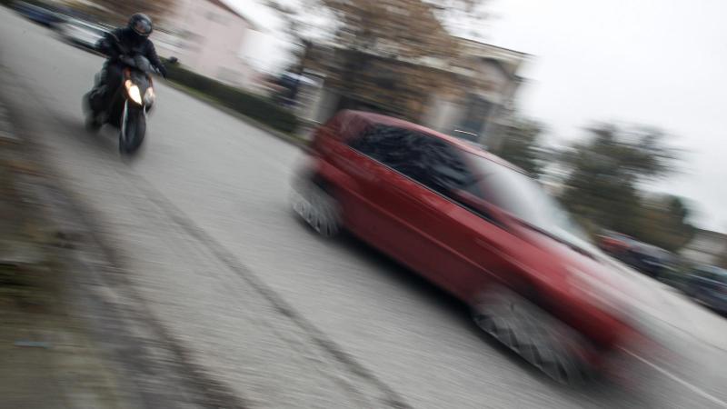 Ποιος έχει προτεραιότητα όταν οδηγείτε σε ανηφόρα/κατηφόρα