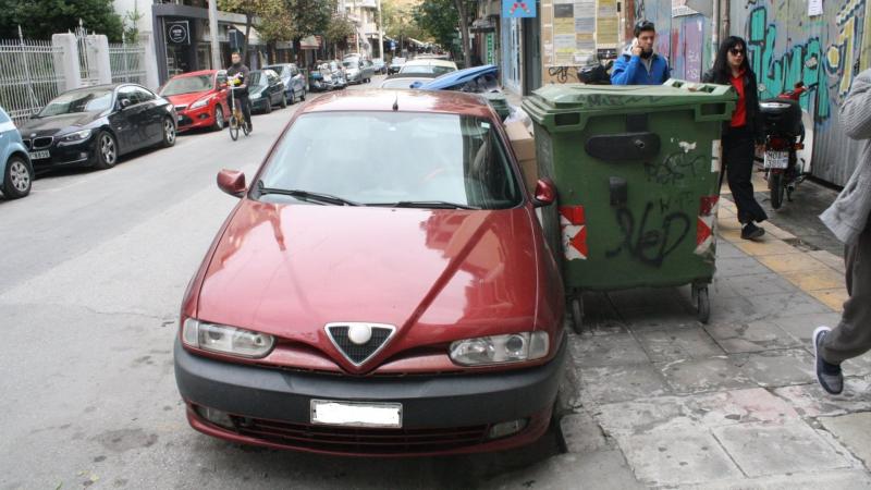 Θεσσαλονίκη: Περίπου 1.750 πρόστιμα για παράνομο παρκάρισμα μπροστά σε κάδους