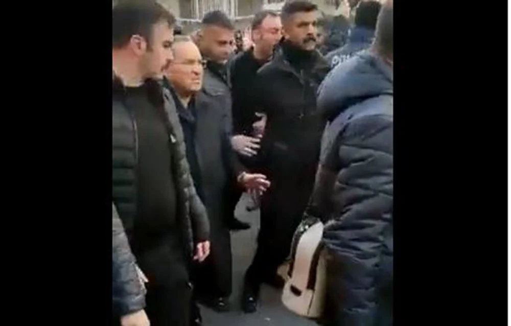 Σεισμός στην Τουρκία: Οργή για την κυβέρνηση Ερντογάν – Γιουχαΐσματα σε υπουργούς του