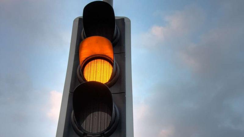 Αυτή είναι η σωστή αντίδραση στην πορτοκαλί ένδειξη του φωτεινού σηματοδότη