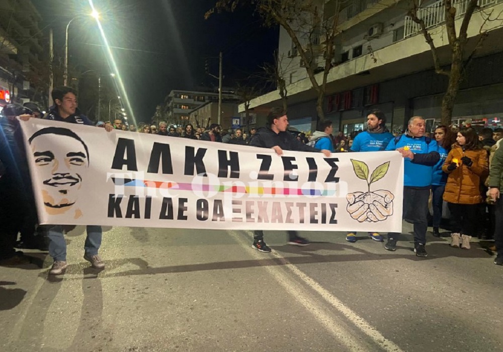 Σε εξέλιξη η σιωπηλή πορεία στη μνήμη του Άλκη Καμπανού (ΦΩΤΟ+VIDEO)