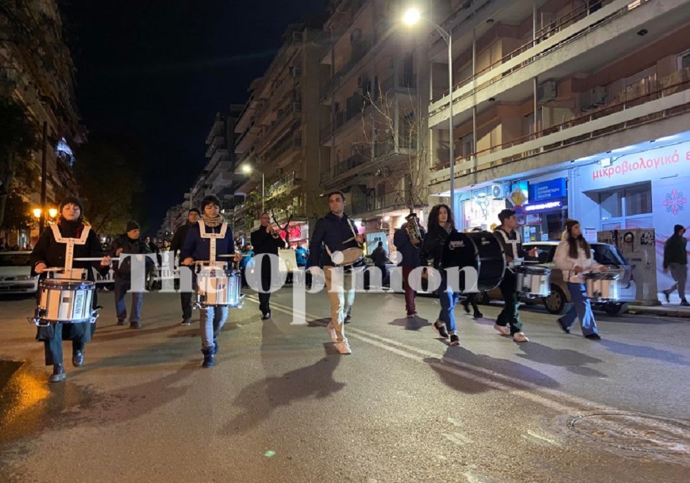 Υπό τους ήχους πένθιμων εμβατηρίων και μελωδιών συνεχίζεται η πορεία για τον Άλκη (VIDEO)