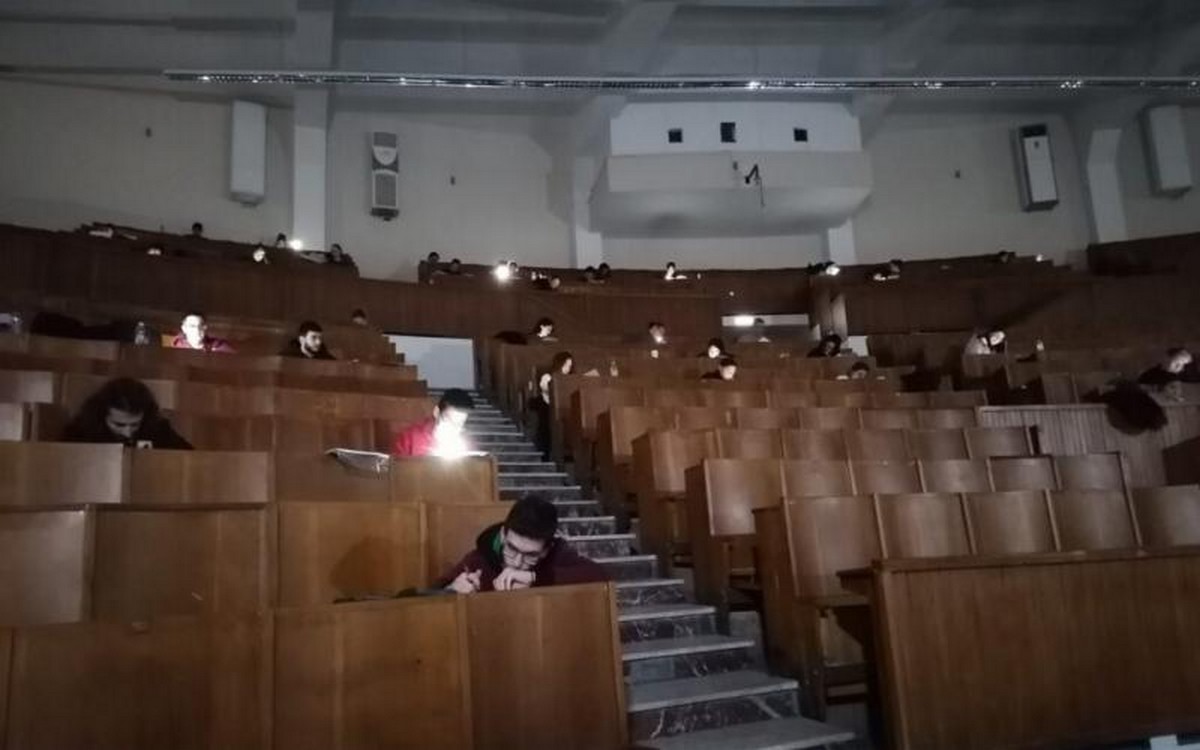 Θεσσαλονίκη: Φοιτητές έδωσαν εξεταστική με φακούς στο ΑΠΘ