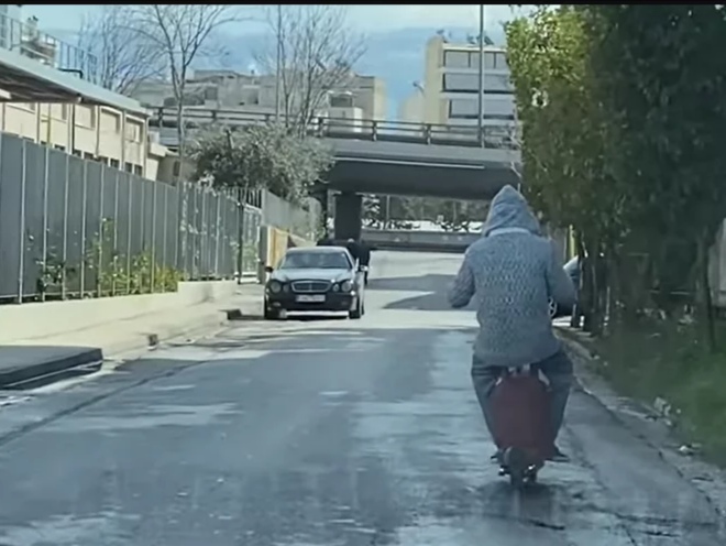 Αθήνα: Οδηγός με πατίνι κινείται ανάποδα στον Κηφισό (Video)