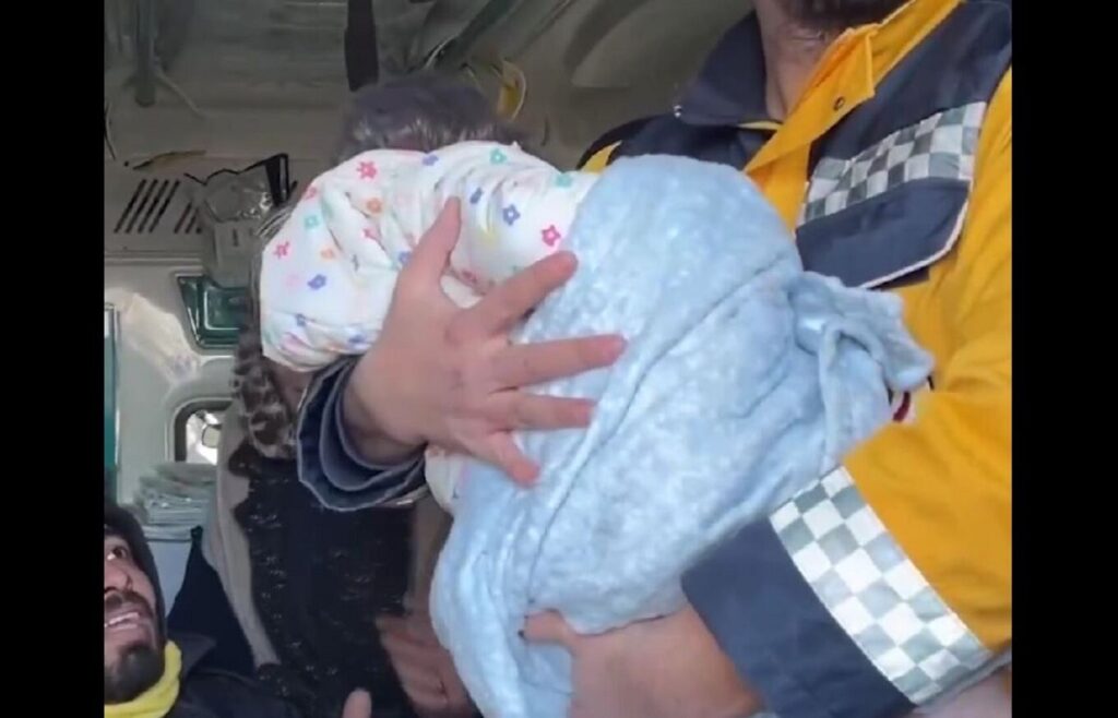 Σεισμός στην Τουρκία: Διέσωσαν βρέφος που ήταν εγκλωβισμένο στα συντρίμμια 55 ώρες (Video)