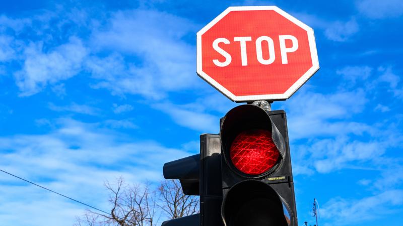 Οδήγηση: Πινακίδα STOP ή φανάρι – Ποιο από τα δύο υπερισχύει