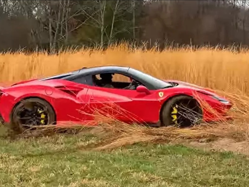Απίστευτος οδηγός ταλαιπωρεί άδικα μία Ferrari (Video)