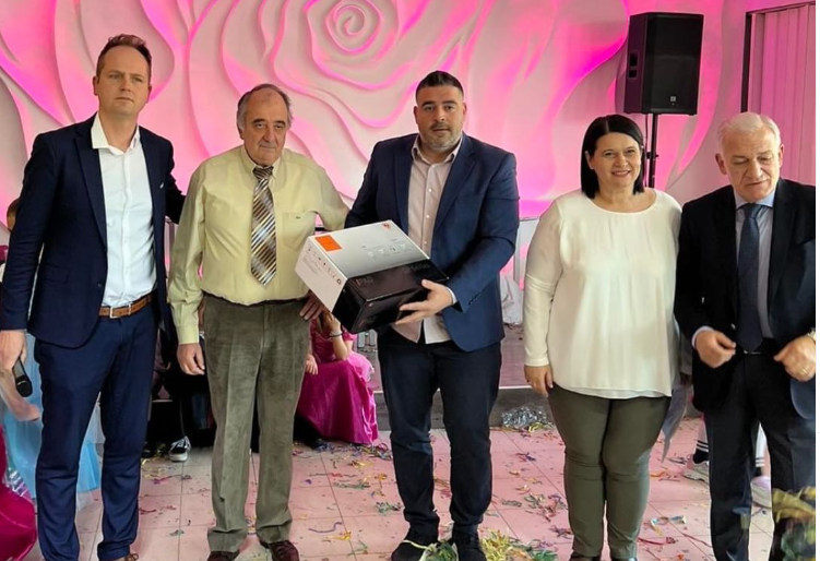 Δωρεά απινιδωτή από τον Συμεών Κουπελόγλου σε δημοτικό σχολείο