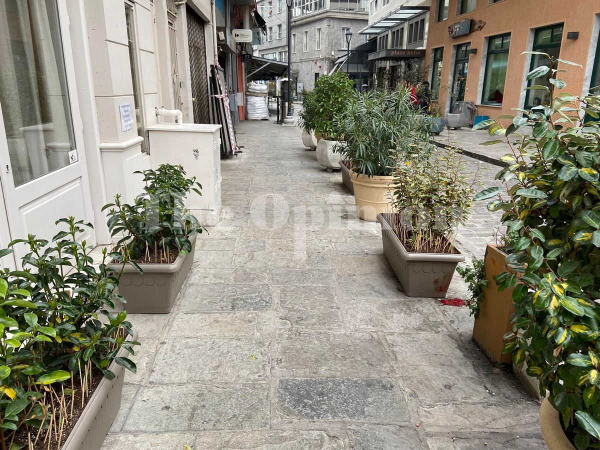 Σοβαρά τραυματίας στο κεφάλι από την συμπλοκή στα Λαδάδικα – Πυροβολισμοί και άγριο ξύλο (ΦΩΤΟ)