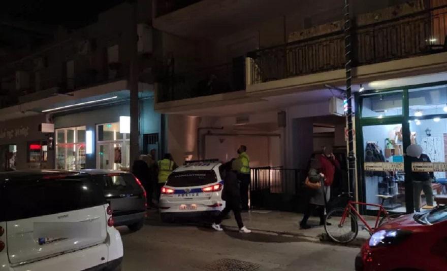Λάρισα: Νεαρός υπέστη αμόκ και πετούσε γλάστρες στον δρόμο!