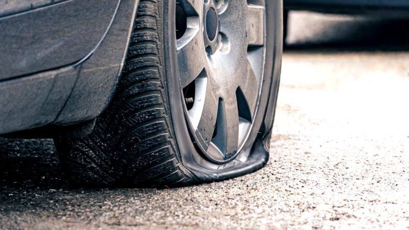 Τι θα συμβεί αν οδηγήσετε με σκασμένο λάστιχο