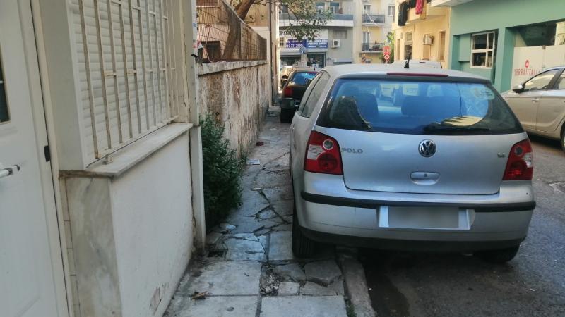 Αυτές τις ζημιές προκαλείτε στο αυτοκίνητο αν ανεβαίνετε σε πεζοδρόμια