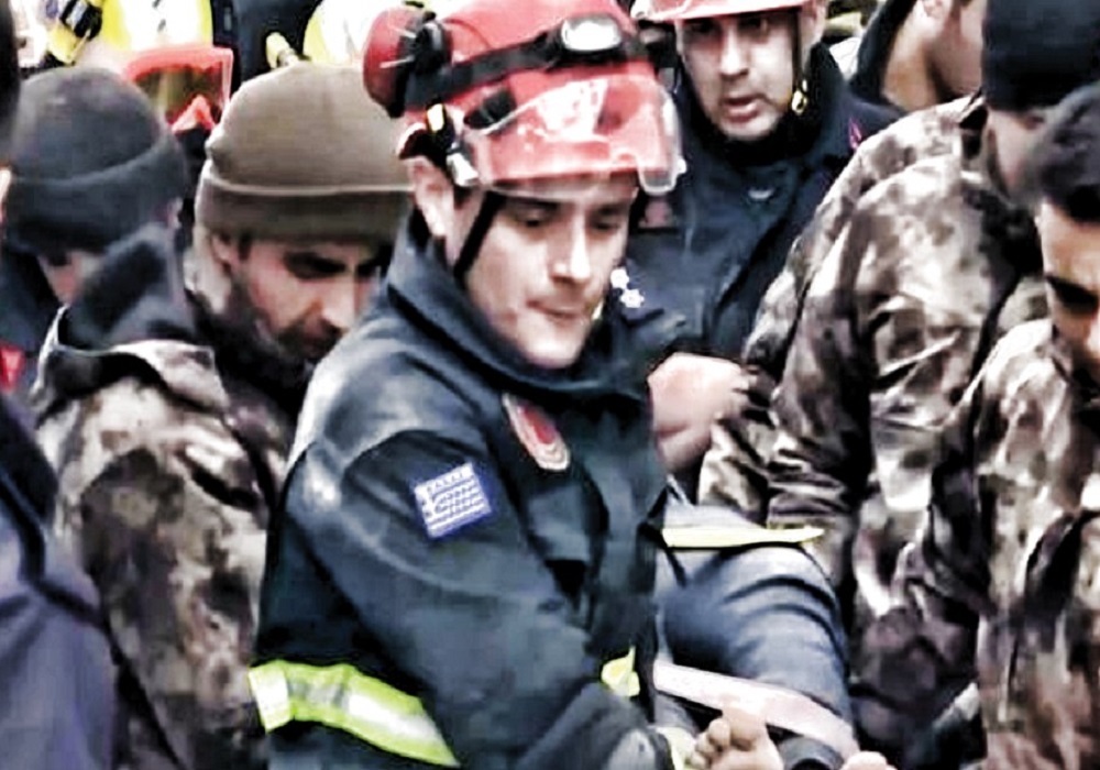 Σεισμός στην Τουρκία: Βρήκαν ζωντανό τέταρτο παιδάκι οι Έλληνες διασώστες (VIDEO)