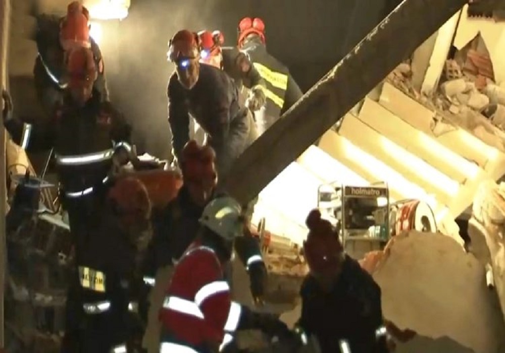 Σεισμός στην Τουρκία: Η ΕΜΑΚ απεγκλώβισε την 20χρονη Αϊρίν, κερδίζοντας άλλη μια μάχη! (VIDEO)