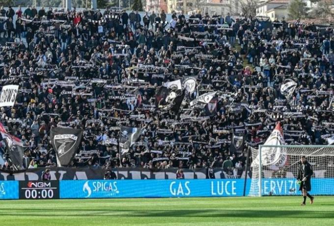 Θλιβερό σύνθημα για Μαραντόνα: Αμαύρωσαν τη μνήμη του οι οπαδοί της Σπέτσια (VIDEO)