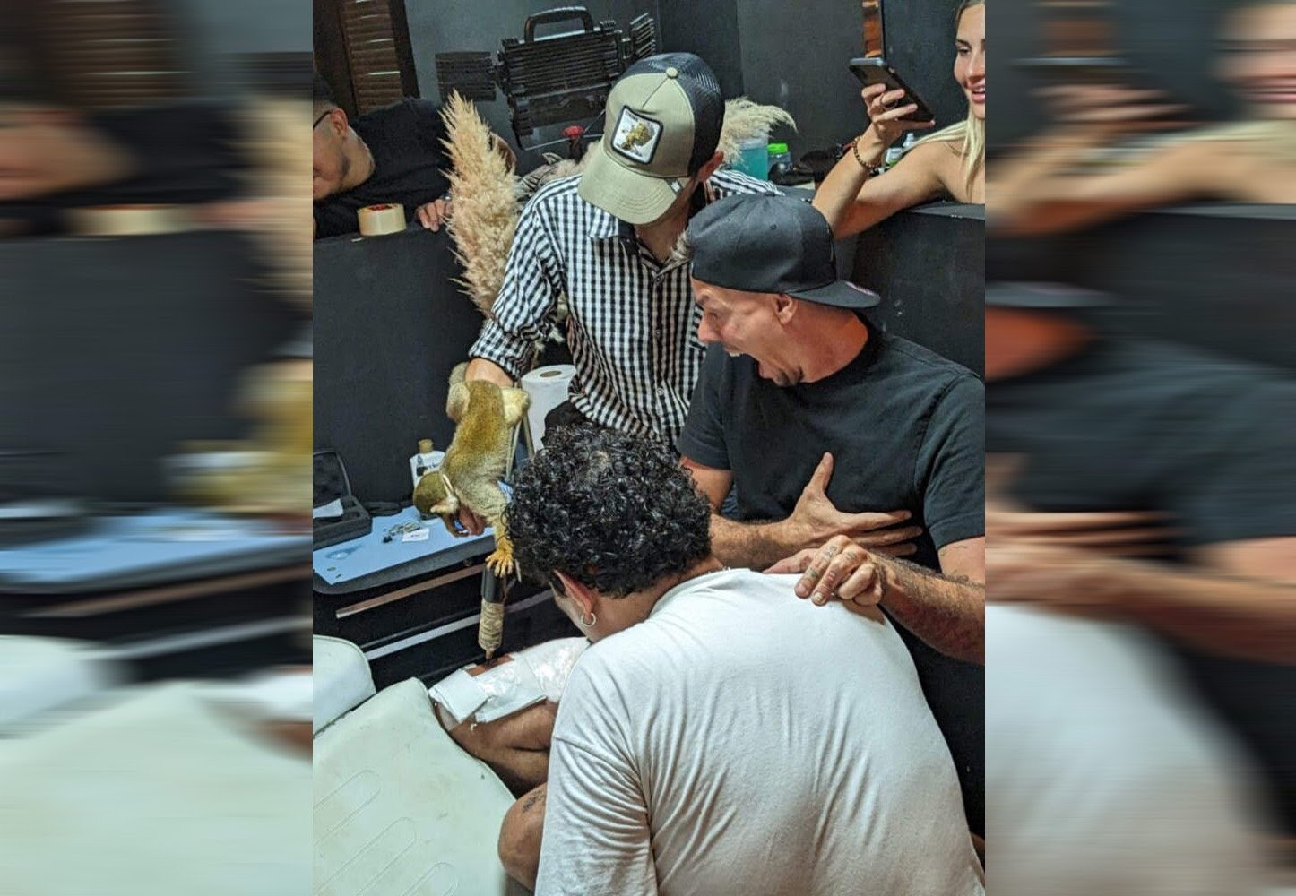 Βενεζουέλα: Πίθηκος κάνει τατουάζ σε άνθρωπο και γίνεται viral (Video)