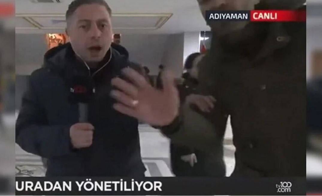 Viral ένας Τούρκος δημοσιογράφος που κρύβει το μικρόφωνο του για να μην ακουστούν διαμαρτυρίες εναντίον του Ερντογάν (VIDEO)