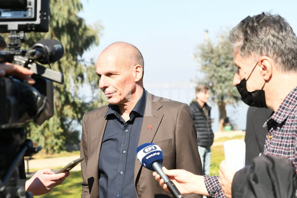 Επίθεση στον Βαρουφάκη: Απολογείται σήμερα ο 17χρονος – Ταυτοποιήθηκαν και αναζητούνται οι υπόλοιποι δράστες