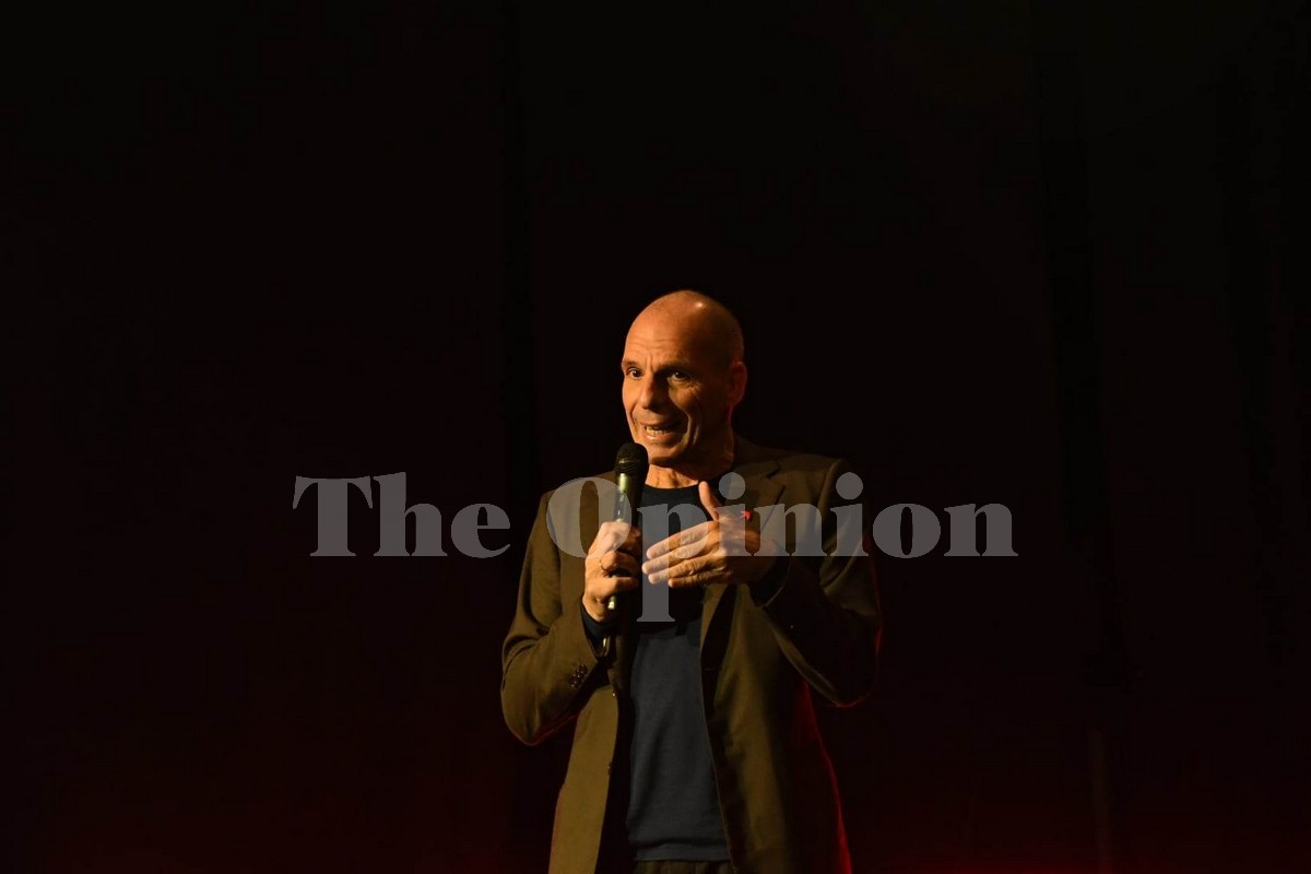 Βαρουφάκης: Κοκορομαχία και κακοφωνία