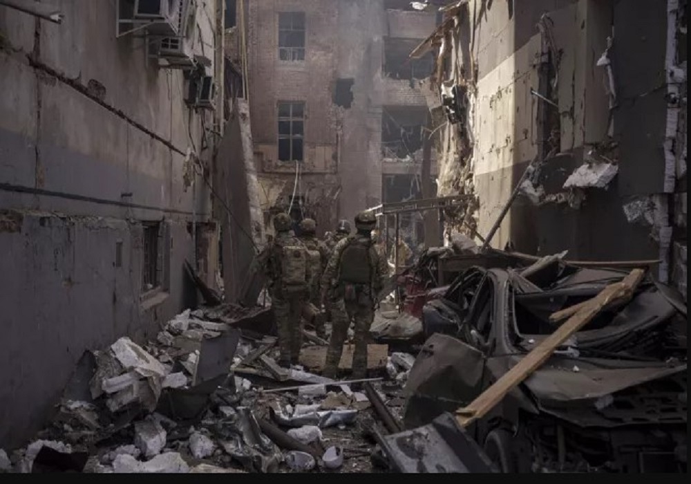 Δύο νεκροί και δύο τραυματίες από ρωσικούς βομβαρδισμούς σε Χερσώνα και Χάρκοβο