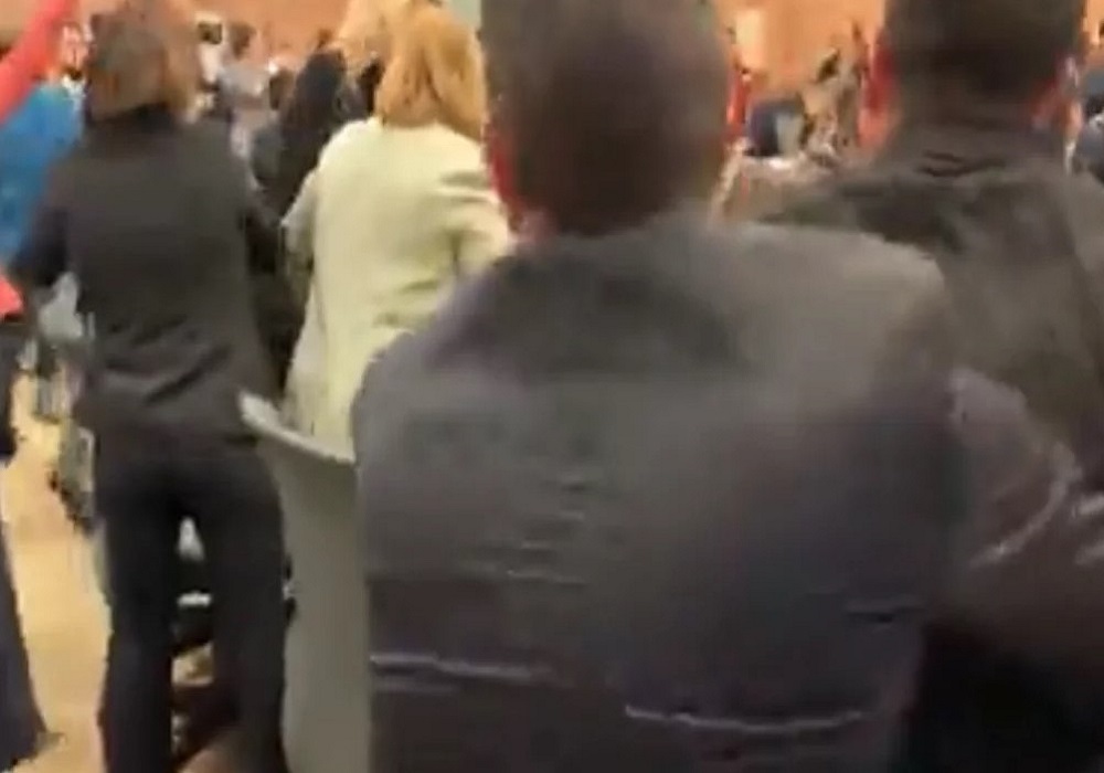 Άγριο ξύλο στην Βουλή του Ισραήλ: Η ασφάλεια έβγαλε σηκωτούς βουλευτές! (VIDEO)