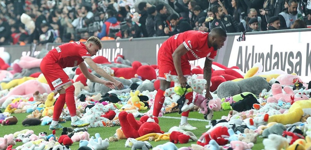 Οπαδοί της Μπεσίκτας έριξαν λούτρινα αρκουδάκια στο γήπεδο για τα θύματα των σεισμών (video)