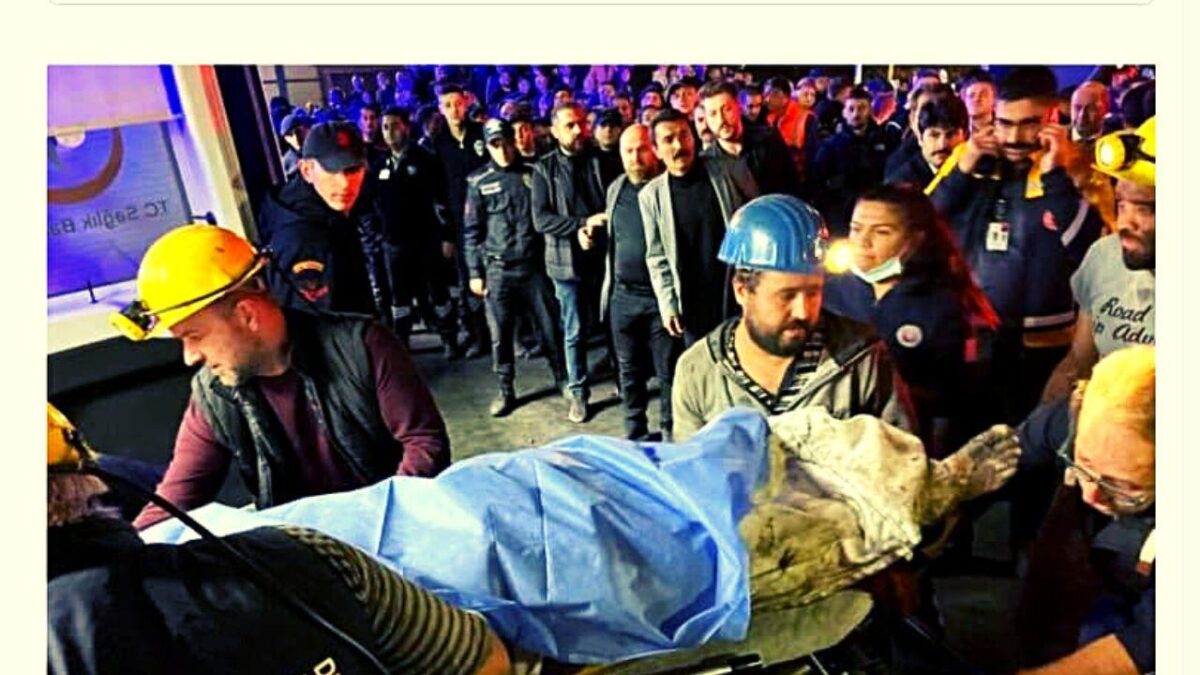 Το συγκλονιστικό βίντεο από την Τουρκία: Με γυμνά χέρια προπονητής ανασύρει από τα συντρίμμια παιδιά της ακαδημίας