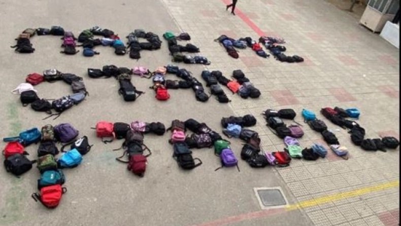 Τέμπη: Η συγκινητική κίνηση μαθητών που με τις τσάντες τους σχημάτισαν «Πάρε όταν φτάσεις»
